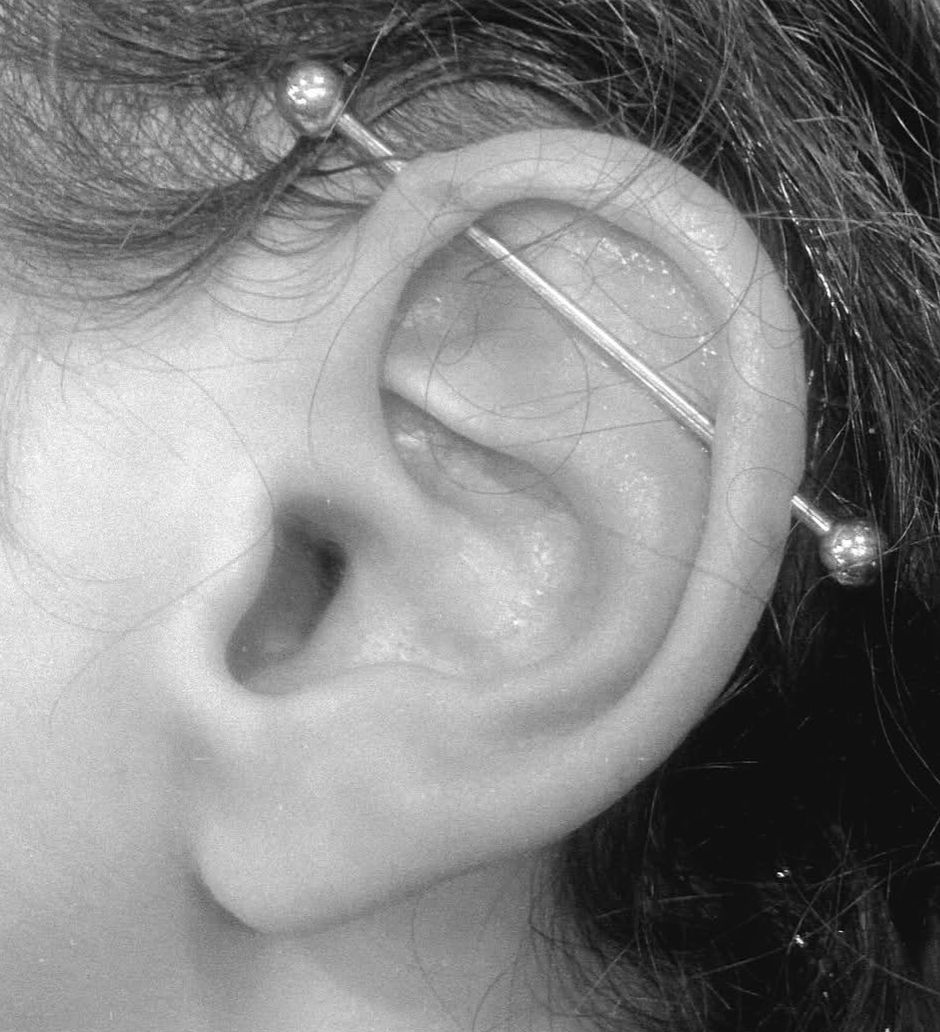 Industrial piercing, barbell tvers over øret