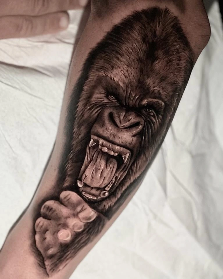screaming gorilla with hand reaching forward (Gorila)
