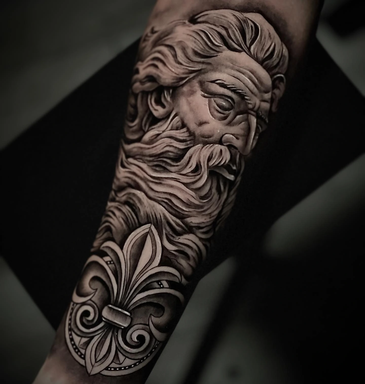 classical bearded statue (Atlas/Hercules) with fleur-de-lis ornament