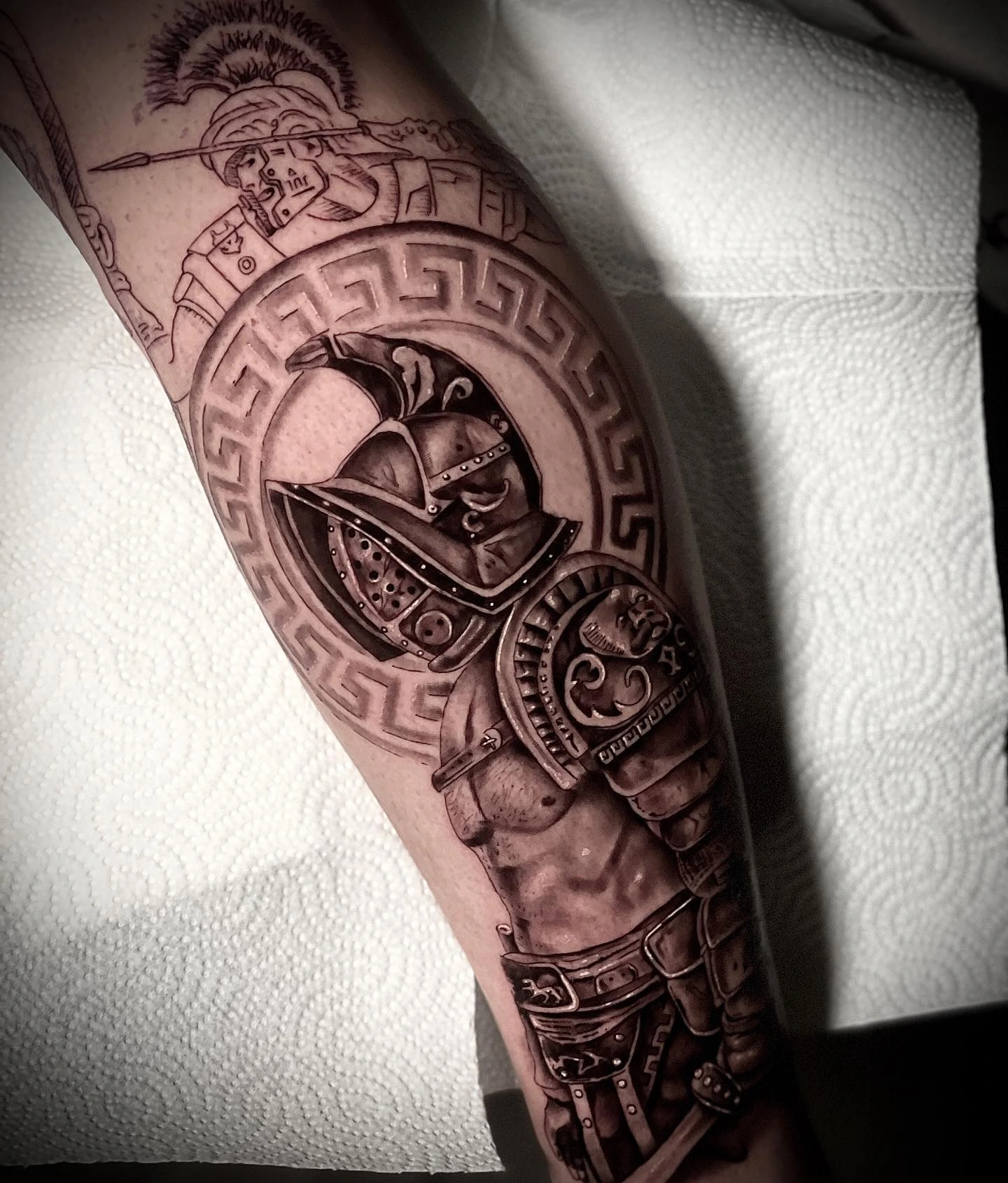 Spartan/gladiator with shield in greek-key frame (Gladiador)
